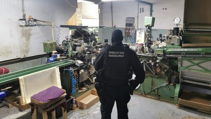 Zollbeamte decken in internationaler Aktion illegale Zigarettenfabrik auf