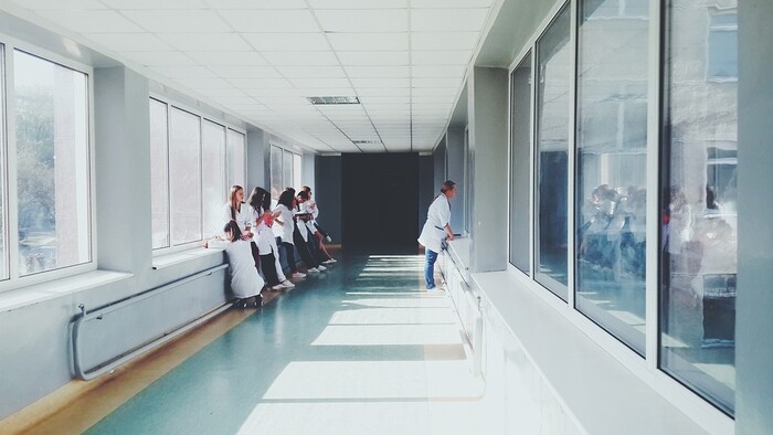 Medici z Univerzity Komenského budú cez leto dobrovoľne pomáhať