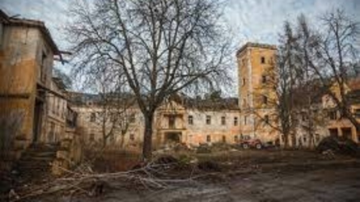 V Sokolovciach začali s obnovou historického parku pri kaštieli	