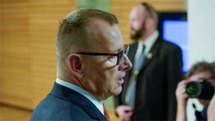 Predseda parlamentu chce zvolať stretnutie s bankármi  