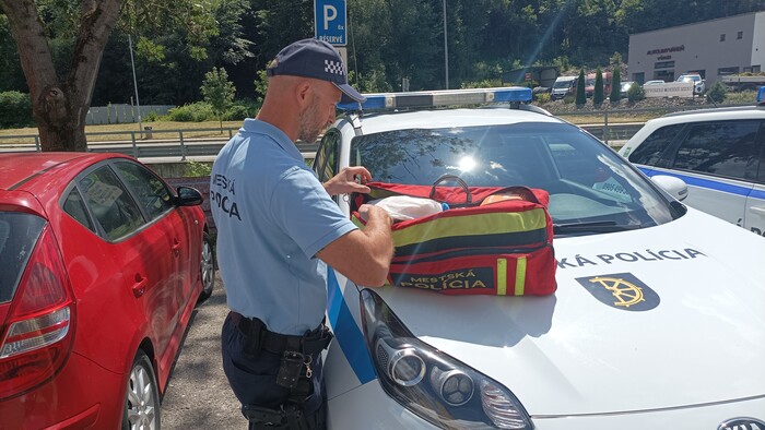 Handlovskí mestskí policajti zachránili život