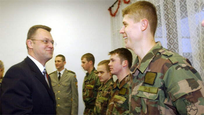 A propos du remplacement du service militaire obligatoire 