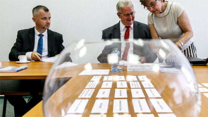 Smer - SD sigue encabezando las encuestas preelectorales