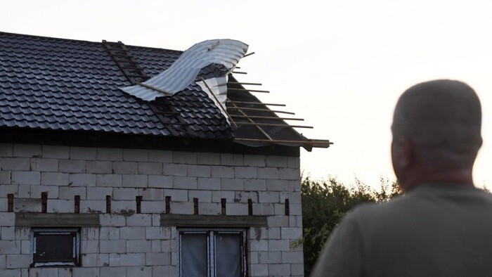 Правительство должно помочь восстановить крыши разрушенных домов