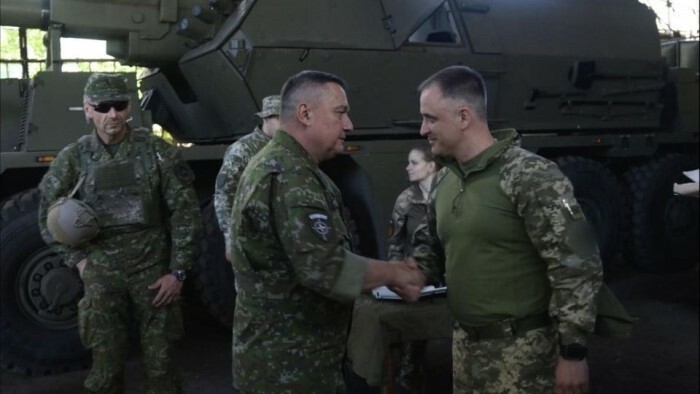 Generalstabschef Zmeko besucht Frontlinie in der Ukraine