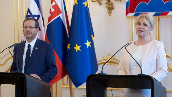 La presidenta recibe en Bratislava a su homólogo israelí