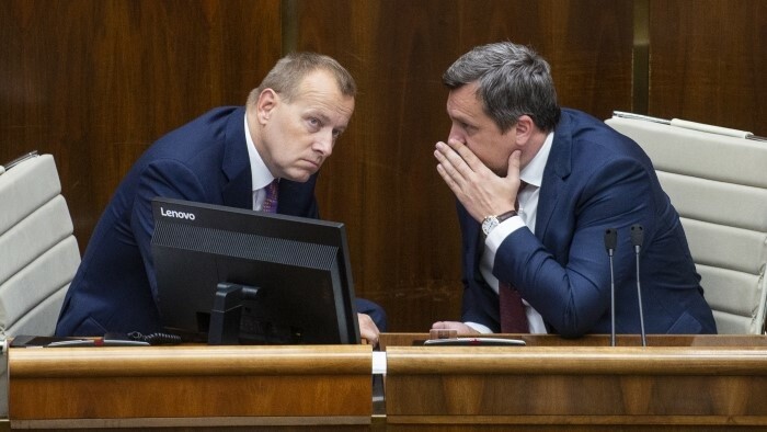 Политиков призвали отказаться от нечестно полученных академических степеней