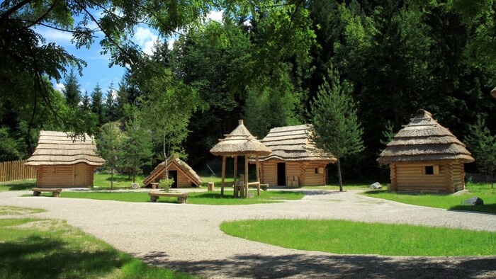 Stredoveká dedina pod hradom Strečno