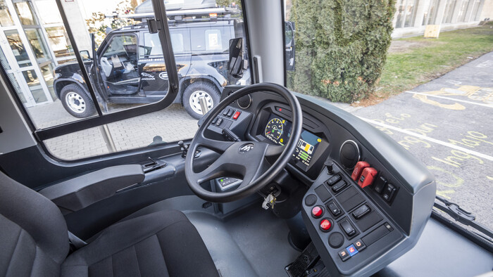 Autonómny minibus vozí v Prahe cestujúcich