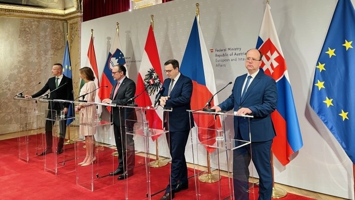 Minister Wlachovský beim Treffen von Central 5 in Wien