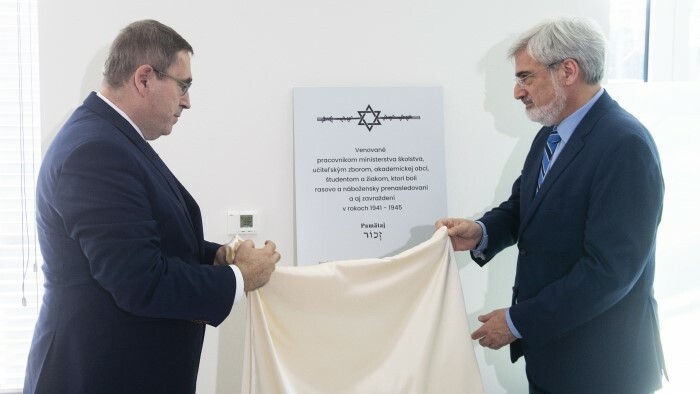 Gedenktafel für Opfer des Holocaust im Bildungsministerium enthüllt