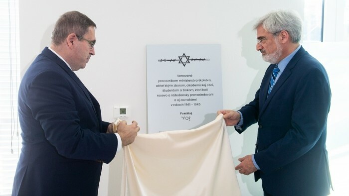 Education Ministry unveils plaque to Holocaust victims