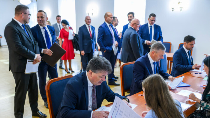 Entregan acta de diputado a los nuevos parlamentarios eslovacos