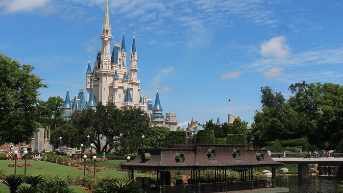 Europoslanci skončili v Disneylande