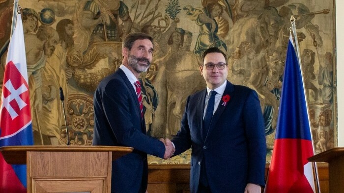 Foreign Minister to Prague