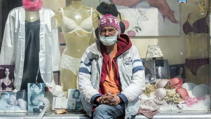 Personalidades de la vida pública, alojadas en escaparate, para apoyar a los sin techo