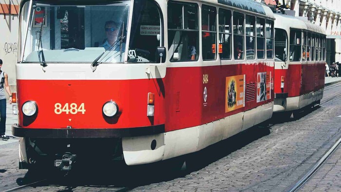 Prečo v noci parkujú bratislavské električky na konečných zastávkach v obratiskách?