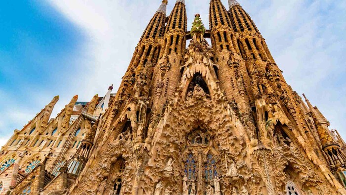 Sagrada familia osvetlila všetky štyri veže