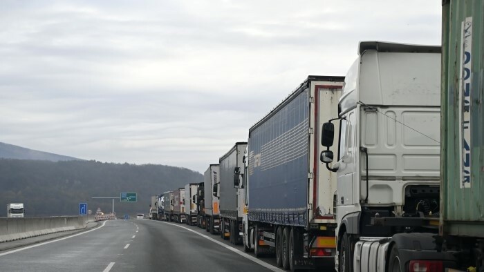 UNAS amenaza con bloquear la frontera por la falta de permisos para los transportistas ucranianos