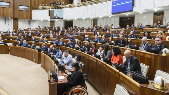 Poslanci pokračujú v diskusii o vládnom programe  