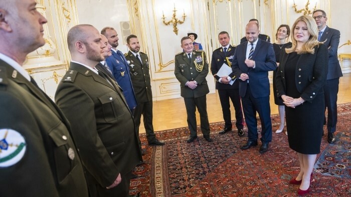 Presidenta resalta a los laureados con el premio al acto militar del año