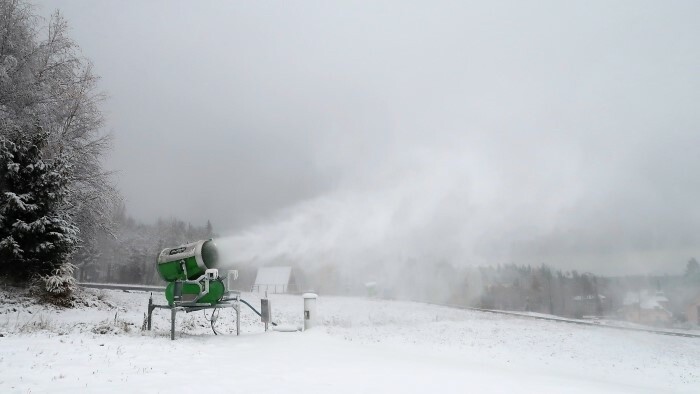 Empiezan a cubrirse de nieve artificial las pistas de esquí en los Tatras Bajos y Altos