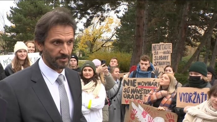 StudentInnen warnen mit stillem Protest vor Medienzensur