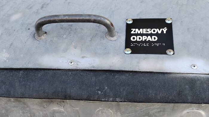 Bratislavské OLO inštaluje na kontajnery reliéfne štítky v Braillovom písme