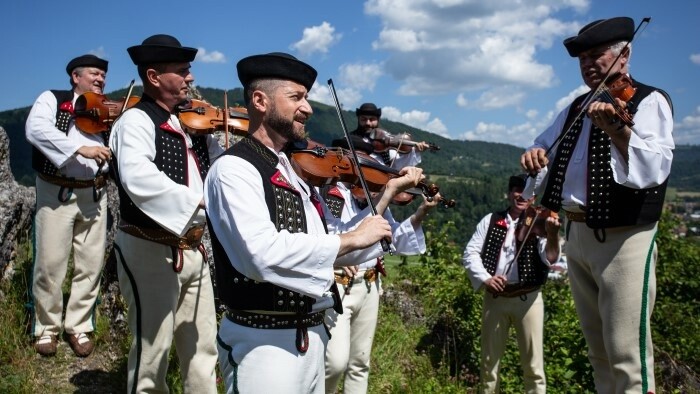 Monografie und Briefmarke zur Musik von Terchová 
