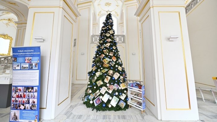 Slowakischer Rekord: Ein Weihnachtsbaum, geschmückt mit Büchern 