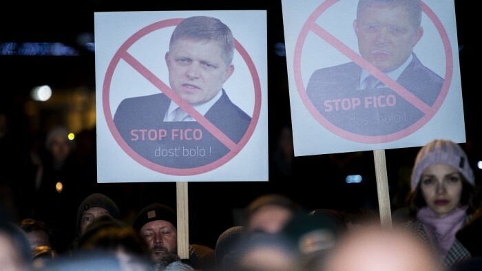 Miles de personas se reúnen en la capital eslovaca para protestar contra el Gobierno de Fico