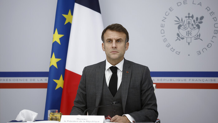 Macron hrozí stiahnutím migračného zákona