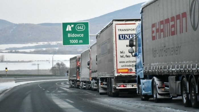 Autodopravcovia opäť blokujú priechod