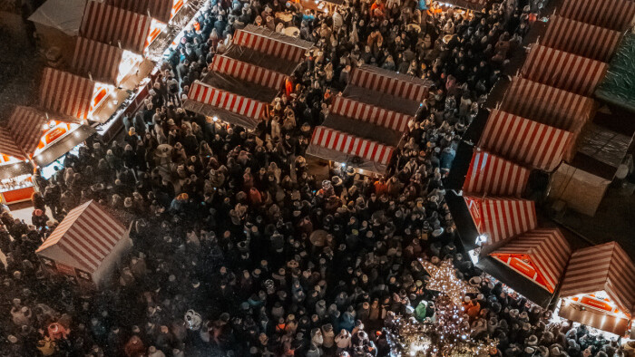 Z veže Starej radnice je krásny výhľad aj na vianočné trhy