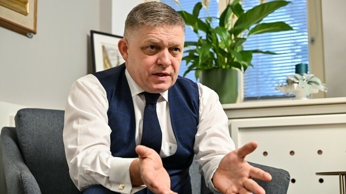 Premiér profesionálnym politikom