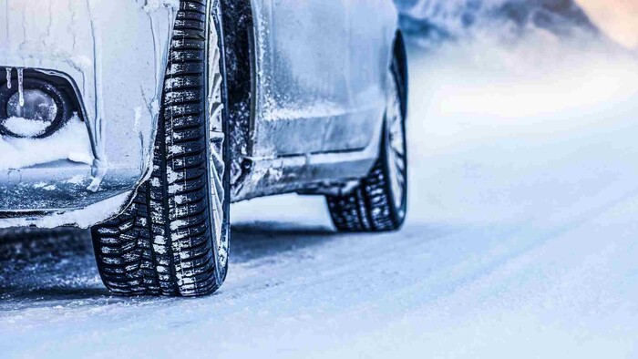 Auto v zime na snehu a na ľade