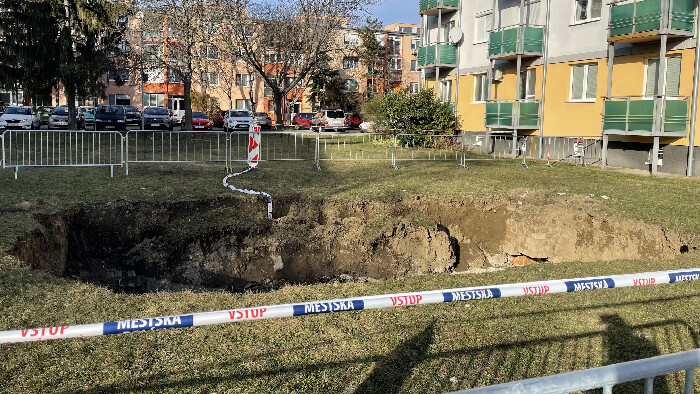 V Galante sa na sídlisku prepadla pôda