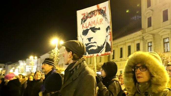 Miles de personas se manifiestan contra el gobierno actual