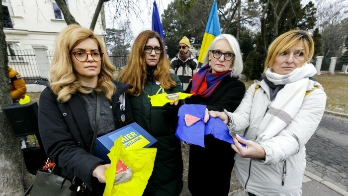 Activistas entregan a Fico trozos de misiles rusos para mostrarle que en Kiev hay guerra