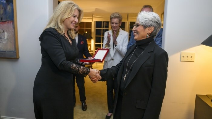 La Presidenta condecora a Joan Baez por su contribución a los derechos humanos