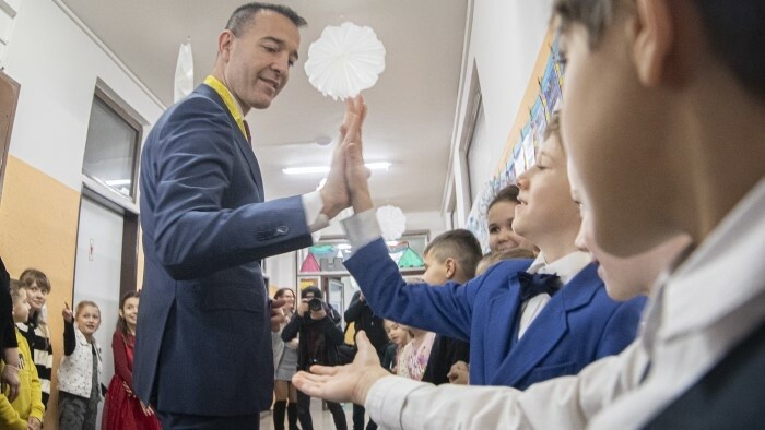 El ministro entregó los certificados de notas a alumnos de escuela primaria Podzáhradná