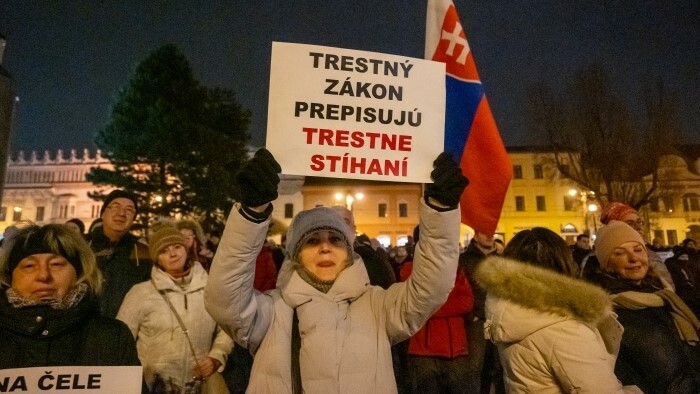 Tisíce ľudí opäť vyšli do ulíc protestovať proti vláde
