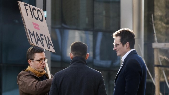 Decenas de miles de personas protestan contra el gobierno en Eslovaquia y en el extranjero
