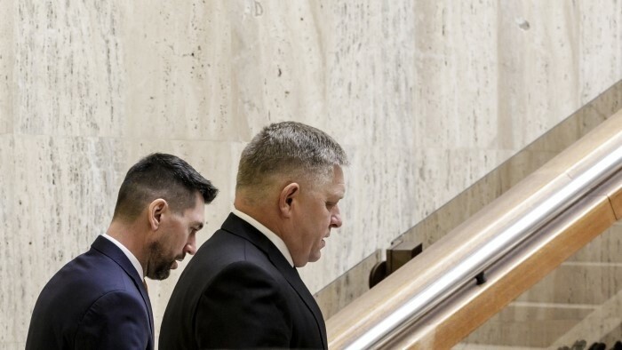 Les bas salaires des ministres préoccupent Robert Fico