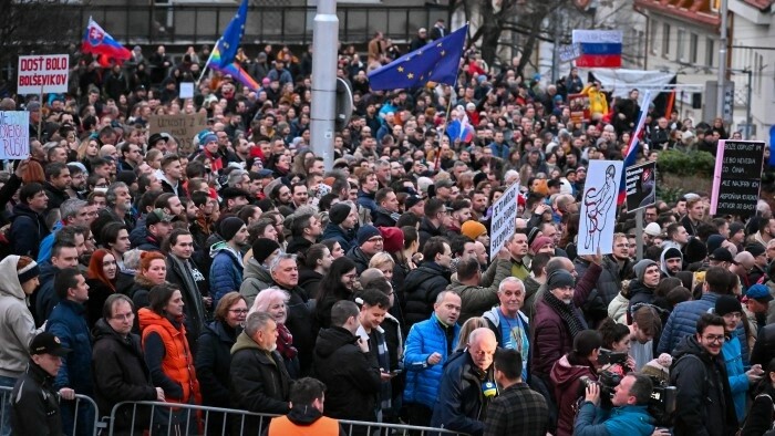 Pred Národnou radou sa zišli tisíce protestujúcich