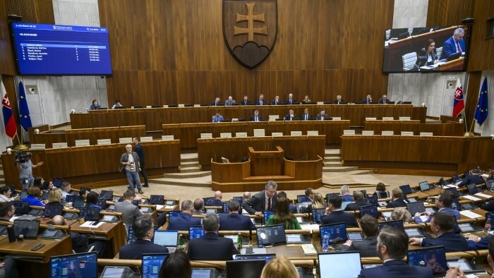 Parlament rozhoduje o osude sporného trestného zákona