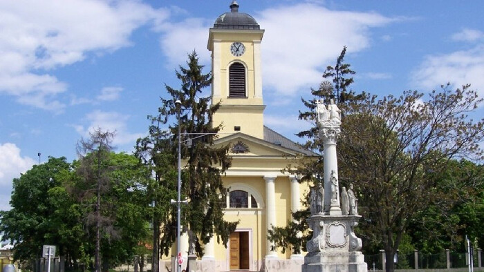 Na Mestskom úrade v Šali vystavujú svoje obrazy miestni umelci