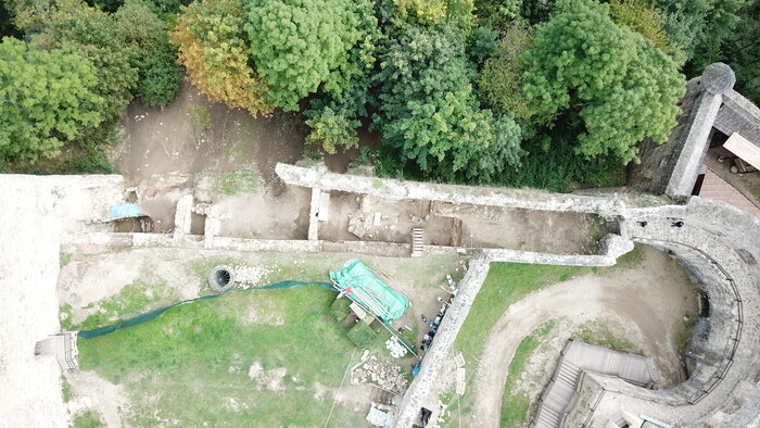 Severovychodna hradba a 3. nadvorie pocas archeologickeho vyskumu.jpg