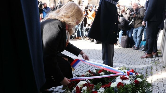 Prezidentka si uctila obete streľby  
