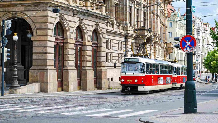 Vodič električky maľuje obrazy